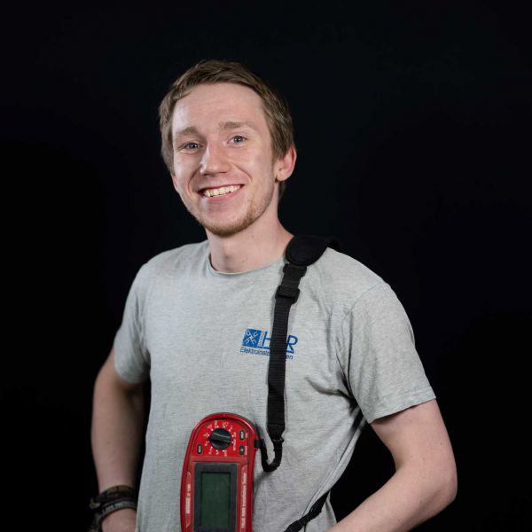 Herr Mehrwaldt ist bei uns seit 2016 und hat die Ausbildung bei uns absolviert. Als Jungmonteur steht er den erfahrenen Kollegen zur Seite.
